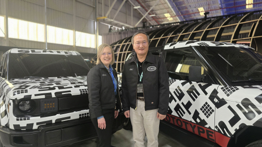 이석희(오른쪽) SK온 사장과 크리스 바먼 슬레이트 최고경영책임자가 24일(현지시간) 미국 캘리포니아주 롱비치에서 열린 슬레이트 신차 공개 행사 중 기념 촬영을 하고 있다. SK온 제공.